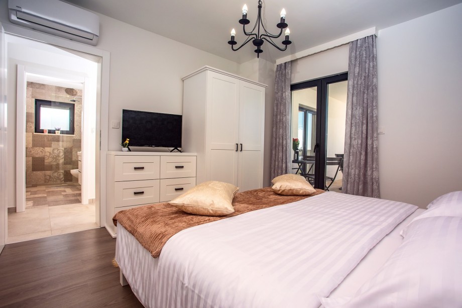 Bedroom No4 with king size bed, exit to terrace (shared with Bedroom No2) with sea and pool view, A/C, TV