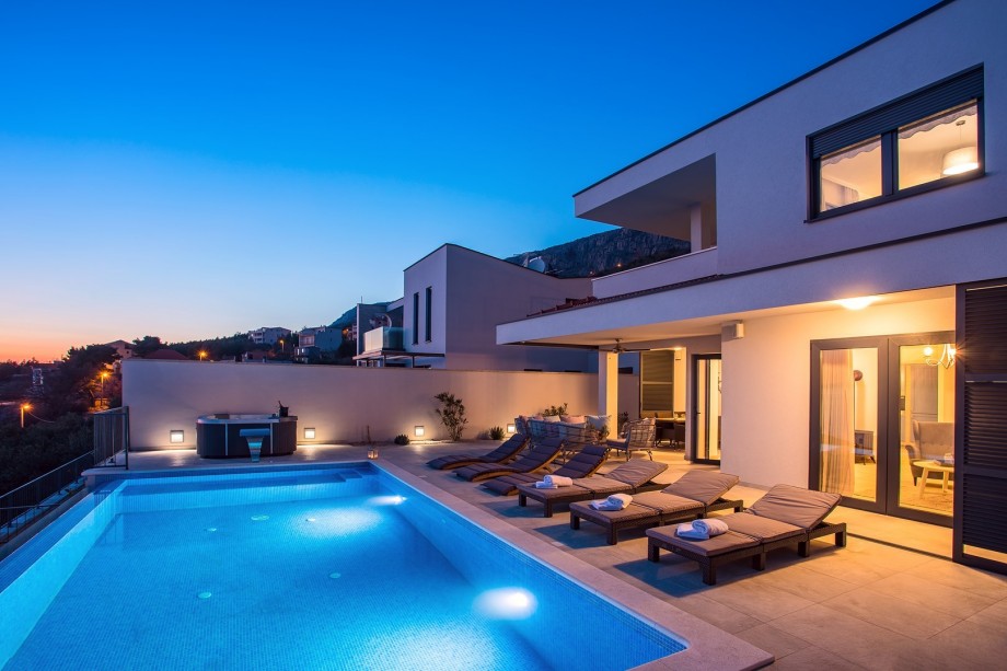 Carefully organized lights gives a nice feeling in the evening time