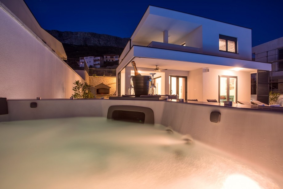 Enjoy the jacuzzi in the evening time