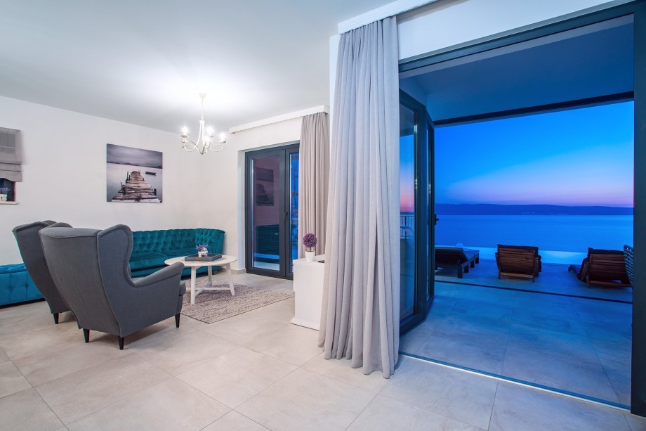 Glass wall from living and kitchen area toward pool
