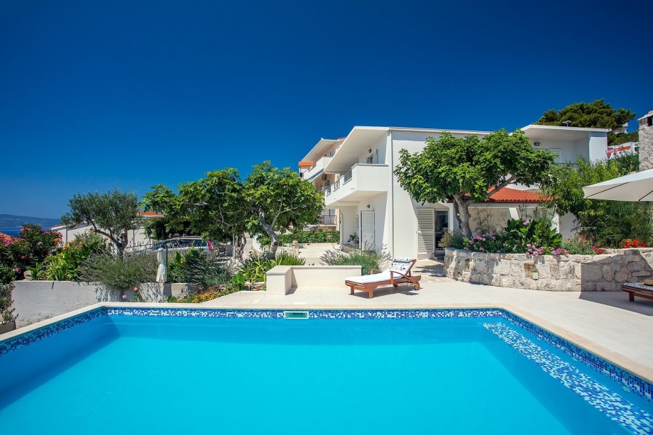 Private 30msq heated pool, 8 lounge chairs in natural shadow, 90m from the sea