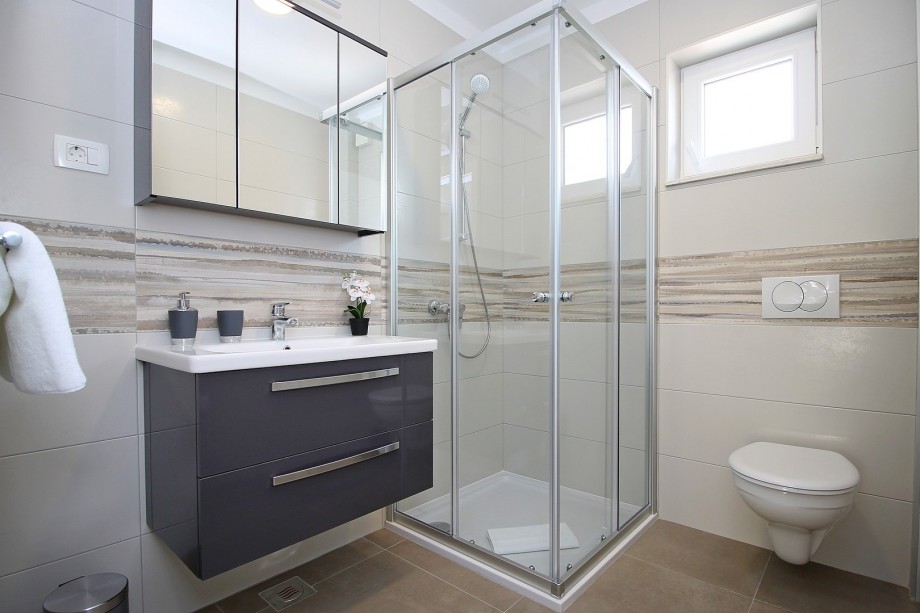 Ensuite bathroom with shower in Bedroom No2