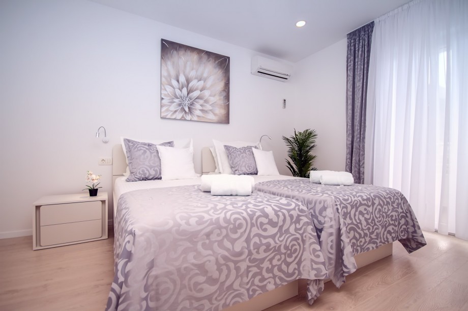 Bedroom No5: 2x single bed 90x200cm and terrace exit