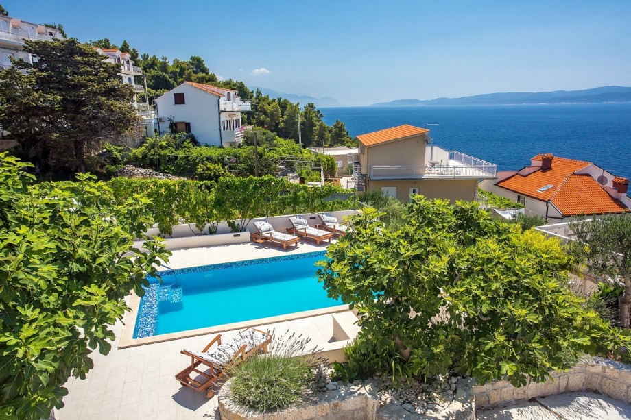 Enjoy in sea and island view from the pool area