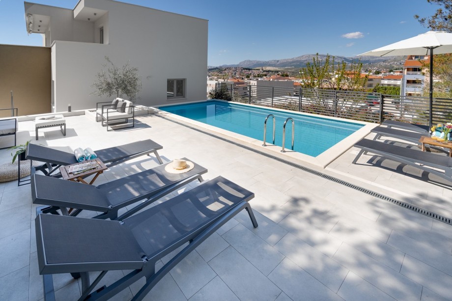 Stilvolle Villa für 9 Personen in Podstrana, nur 9 km von der Stadt Split entfernt, voll klimatisiert mit kostenlosem WLAN und PS5