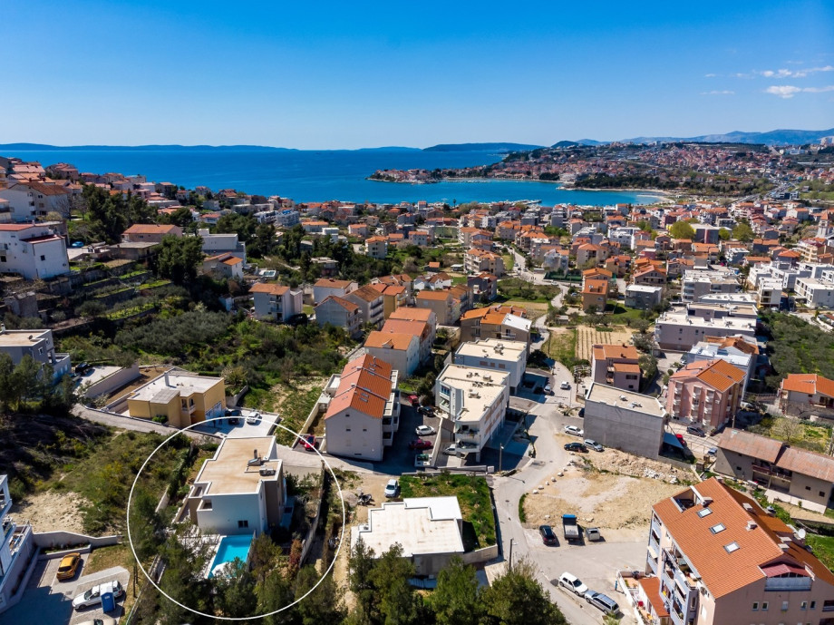 Villa Nina offers 1 garage space and a parking lot for 3 cars on the private property.