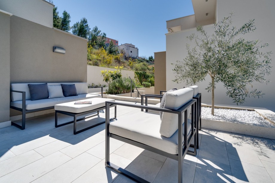 Sun deck area with 6 deck chairs