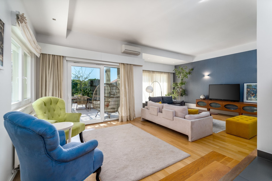 A living room with a comfortable sofa, flat screen-TV, Netflix