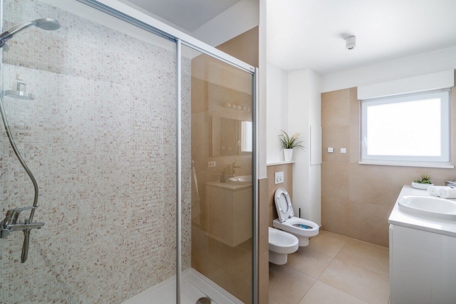 There is also a family Bathroom with a shower and a washing machine.