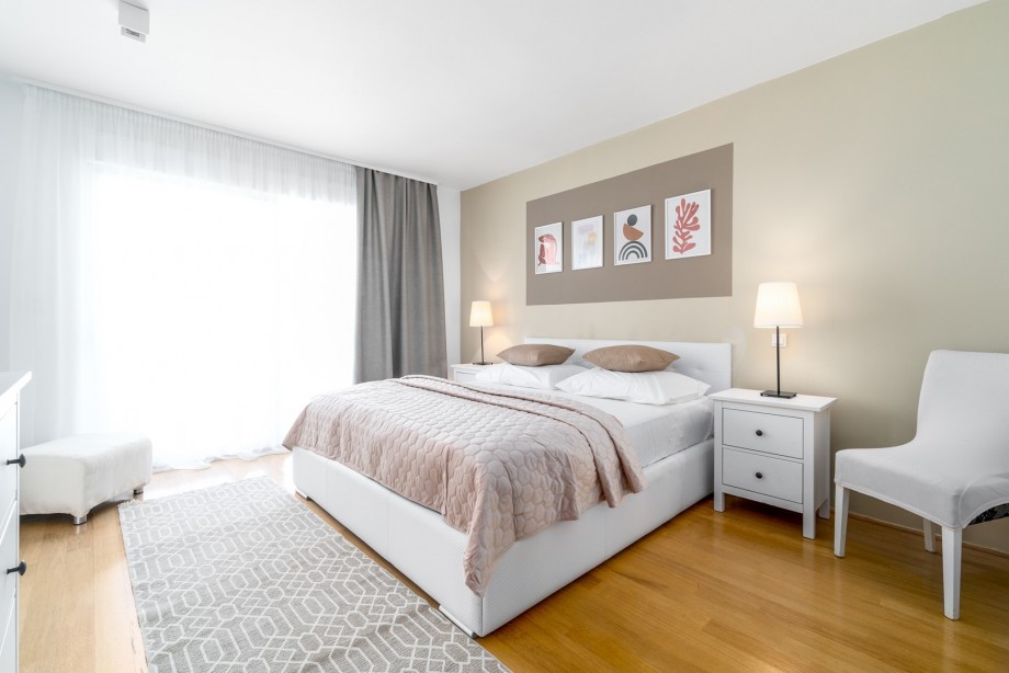 Master Bedroom No2 with king-size bed 180cmx 200cm