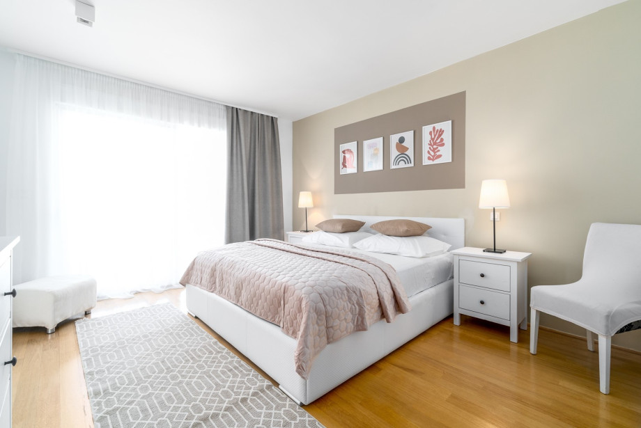 Master Bedroom No2 with king-size bed 180cmx 200cm