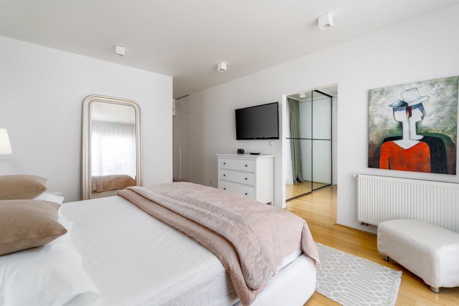 A/C, TV, en-suite bathroom with a shower and bidet