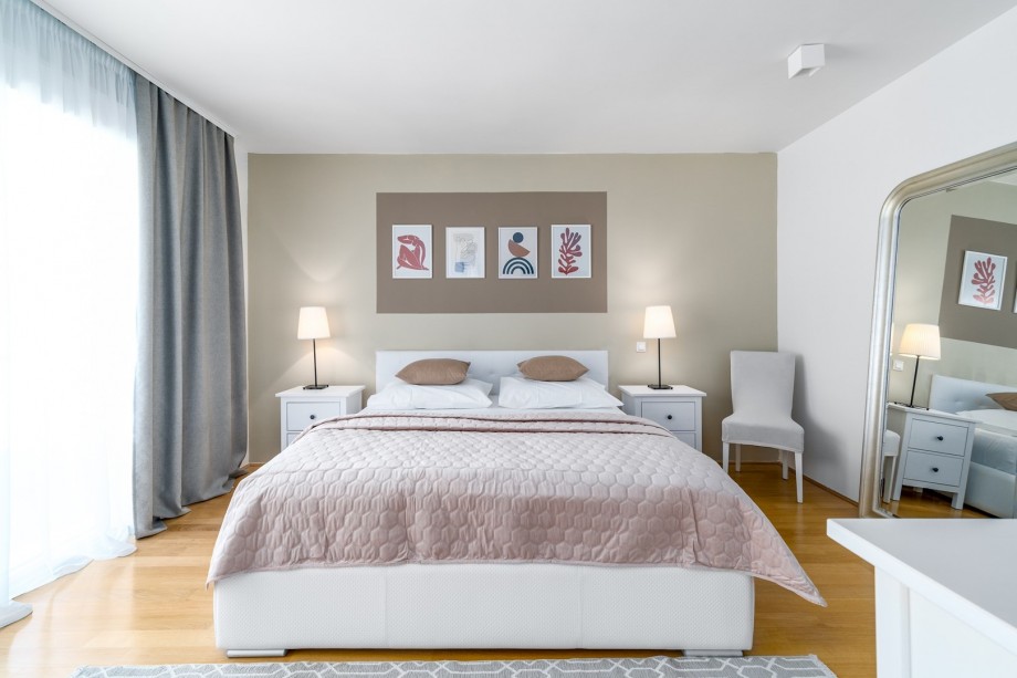 King-size bed 180cmx 200cm, A/C, TV, en-suite bathroom