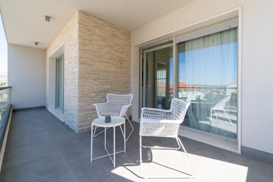 A terrace with sea views and with garden furniture.