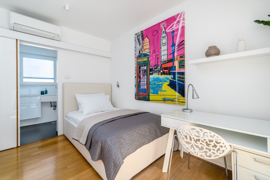 A/C, en-suite bathroom with a shower