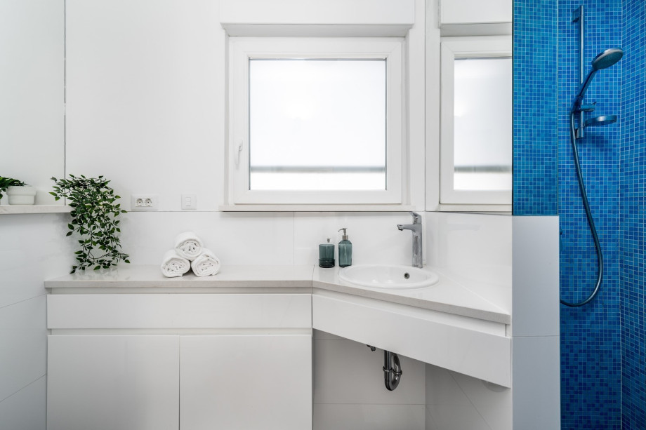 En-suite bathroom with a shower