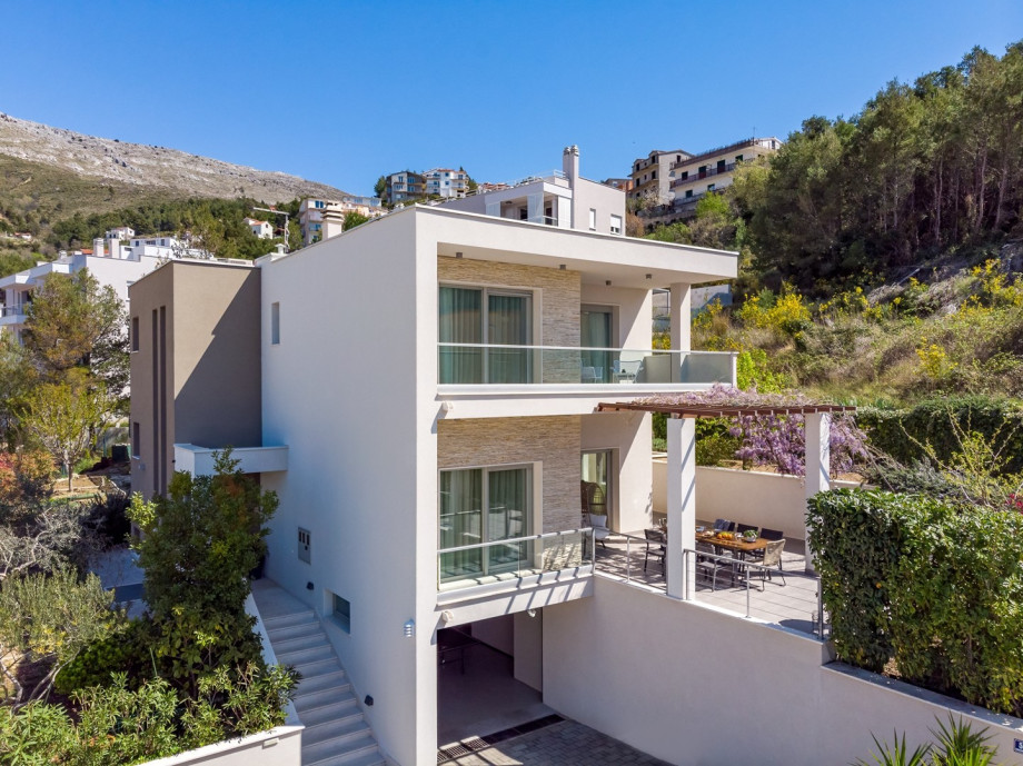 Equipped with all the amenities you need for a very comfortable stay.