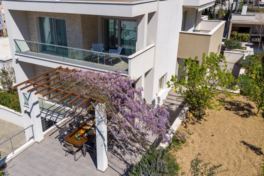 Located in Podstrana above the coastal road