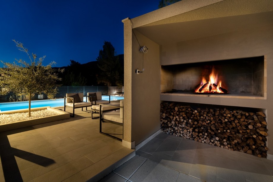 Relax and enjoy a glass of wine on hot summer evenings.