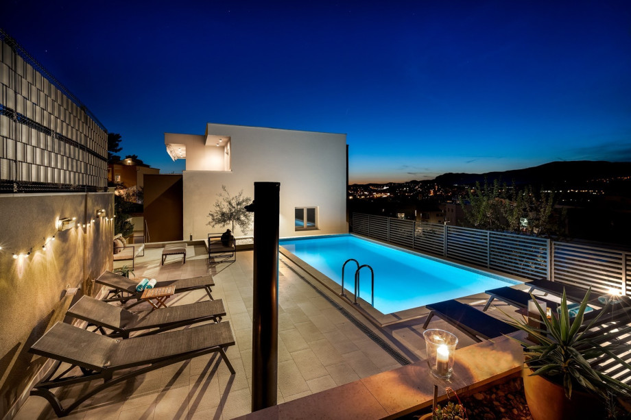 Private and heated swimming pool 8m x 4m