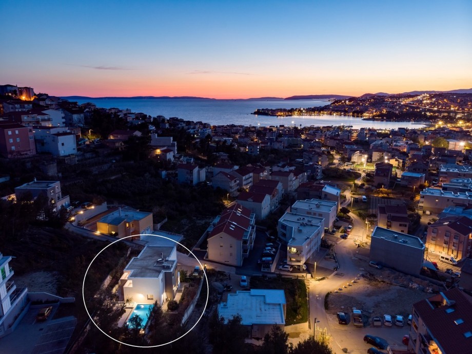 You can do various sports on the beach: windsurfing, sailing, sports catamarans, waterskiing, and water skating.