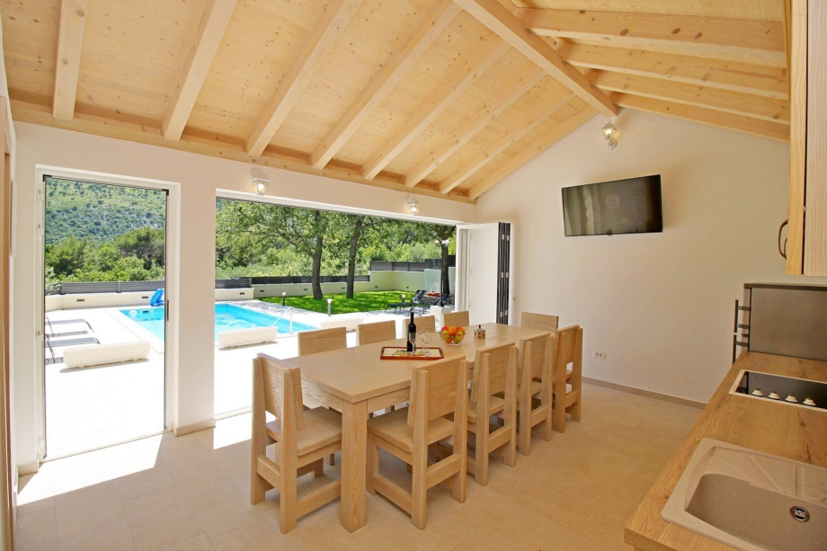 Fully equipped summer kitchen with barbecue, toilet and TV