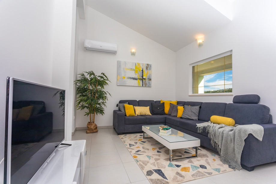 Living room with air condition, fully equipped kitchen, sofa bed, TV, free WIFI