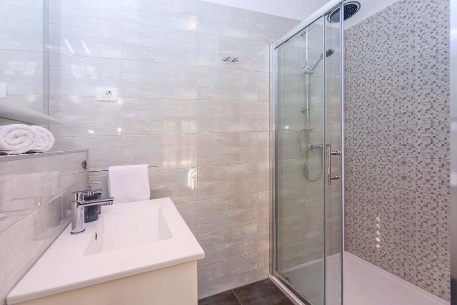 Bathroom with shower in bedroom No1