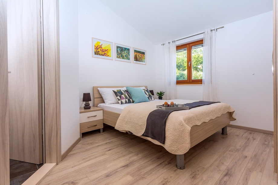 Bedroom No2 with double bed and en-suite  bathroom with shower