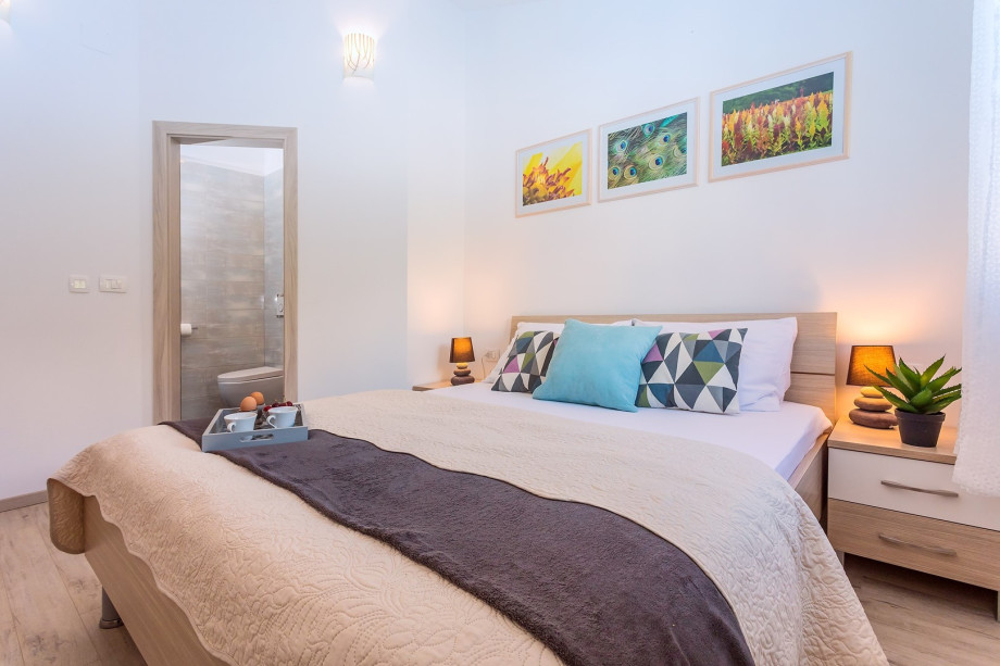 Bedroom No2 with double bed and en-suite bathroom  with shower