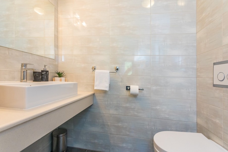 En-suite  bathroom with shower