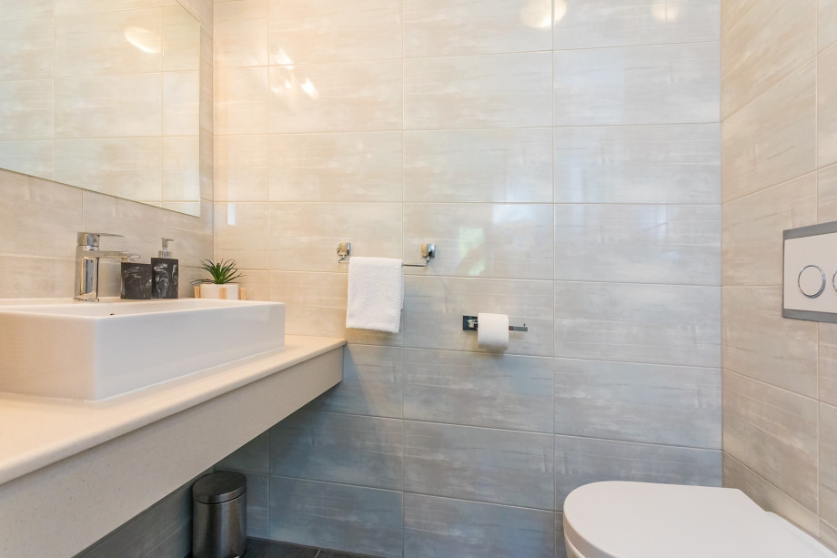 En-suite  bathroom with shower