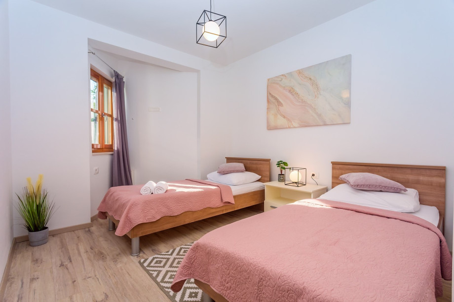 Bedroom No4 with 2 single beds