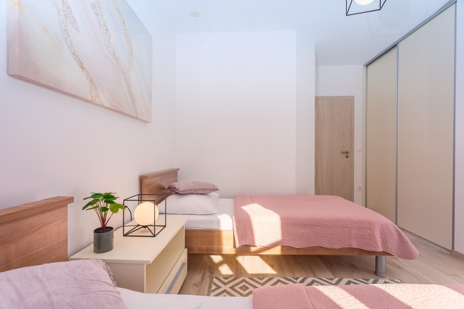 Bedroom No4 with 2 single beds