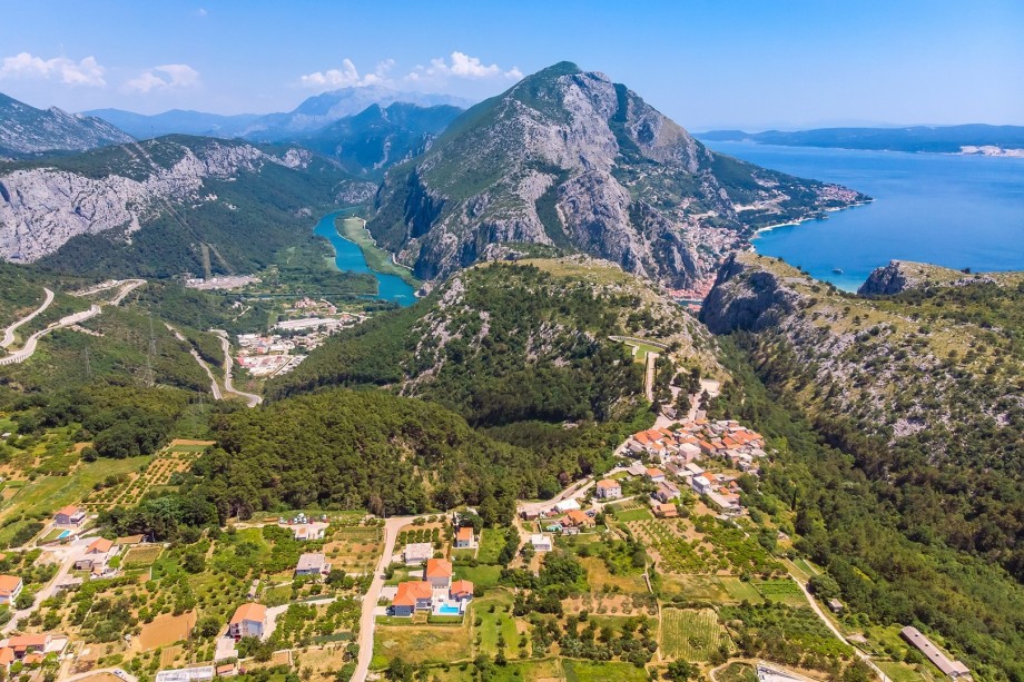 Marked Position, located just 7km from the sea and the small town Omiš