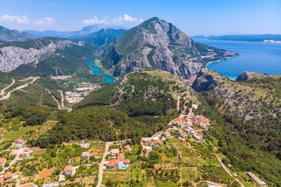 Marked Position, located just 7km from the sea and the small town Omiš