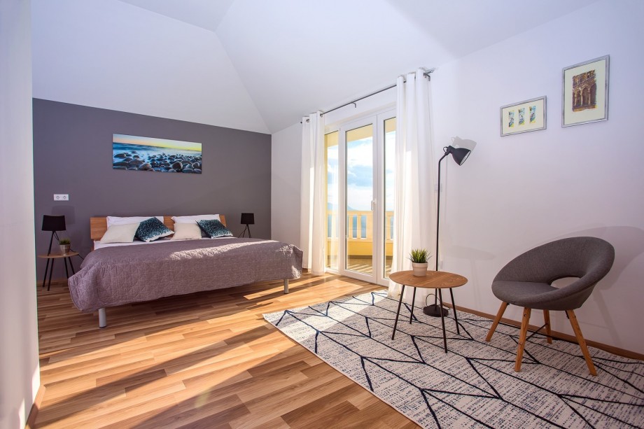 Bedroom NO5 double bed, exit on the terrace with a sea view, 2nd floor