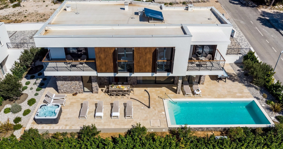 The Outdoor area offers a private and heated pool 7m x 5m, an outdoor Whirlpool (Hot-Tub), outdoor shower, 8 sun deck chairs,a covered outdoor dining area with barbecue (gas).