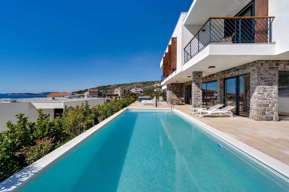 Villa Dolac is a luxury equipped 4 star villa with 4 en-suite bedrooms.