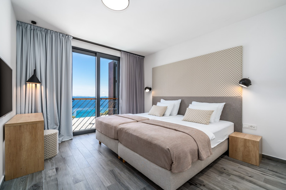 Bedroom No2 (South) with king size bed 220cm x 210cm, TV