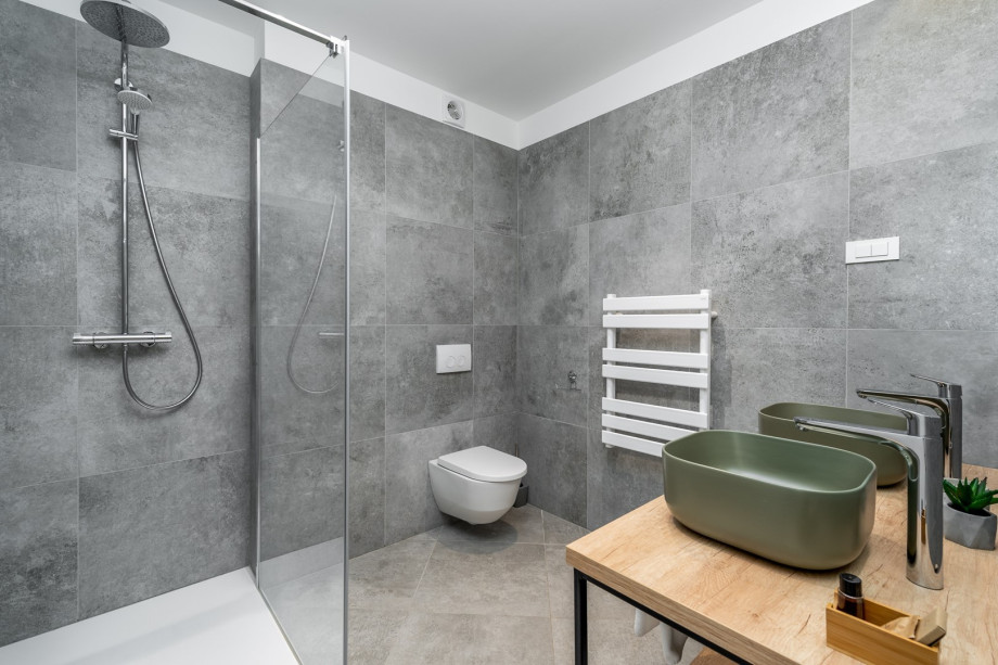 En-suite bathroom with shower