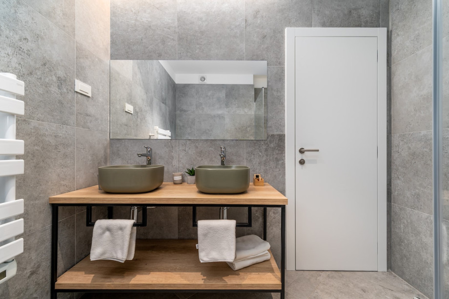 En-suite bathroom with shower