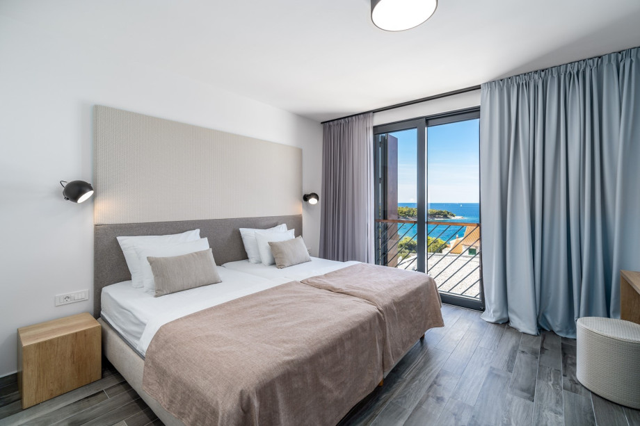 Bedroom No3 (South) with king size bed 220cm x 210cm, TV