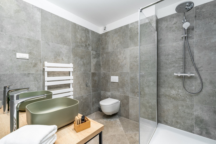 En-suite bathroom with shower