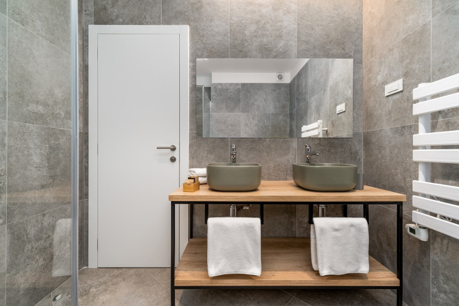 En-suite bathroom with shower