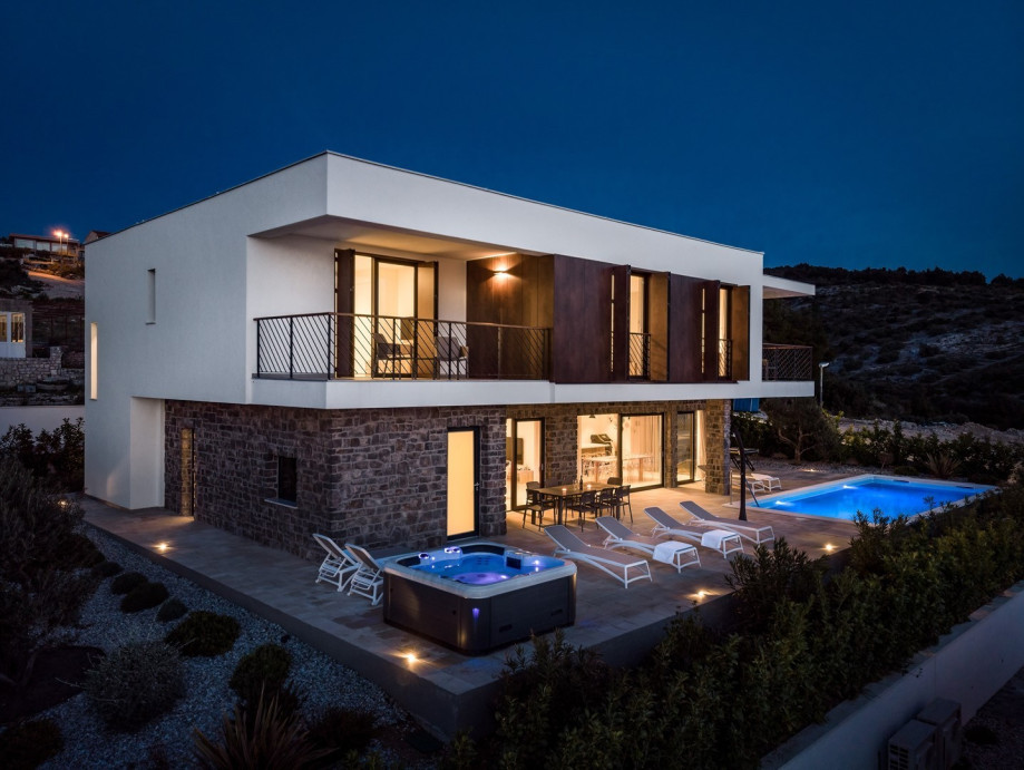 It offers four spacious bedrooms with en suite bathrooms, it is equipped with LCD TV, fully air-conditioned and with free WiFi.