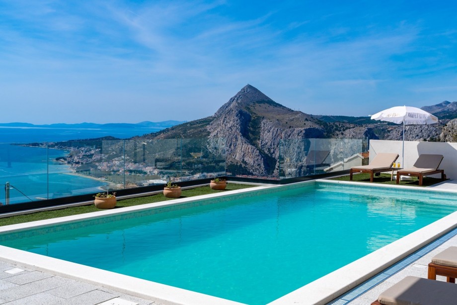 Neu! Villa BAMM mit beheiztem 36 m2 großem Pool, 5 Schlafzimmern mit Bad und Panoramablick auf das Meer