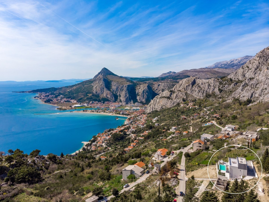 10 lounge chairs, an outdoor shower, BBQ with fully equipped Summer kitchen (oven, electric hob, fridge, dishwasher...)