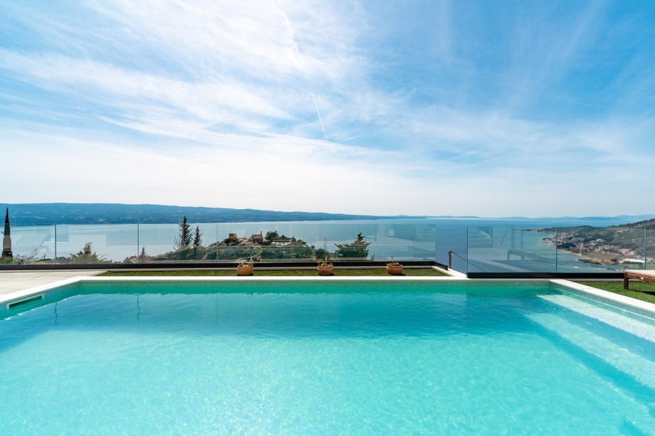 Neu! Villa BAMM mit beheiztem 36 m2 großem Pool, 5 Schlafzimmern mit Bad und Panoramablick auf das Meer