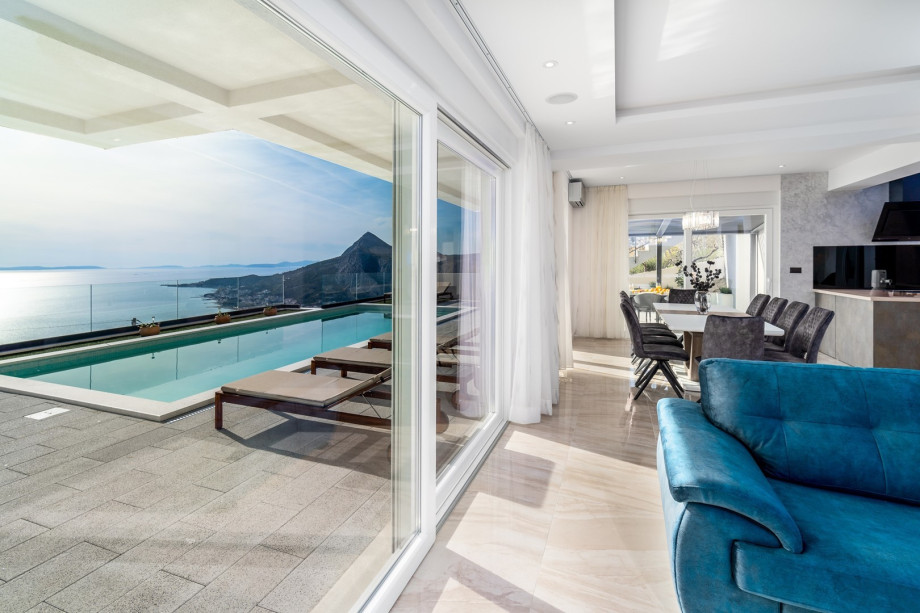 A large open-plan living area with a comfortably furnished and fully equipped kitchen with all the needed amenities